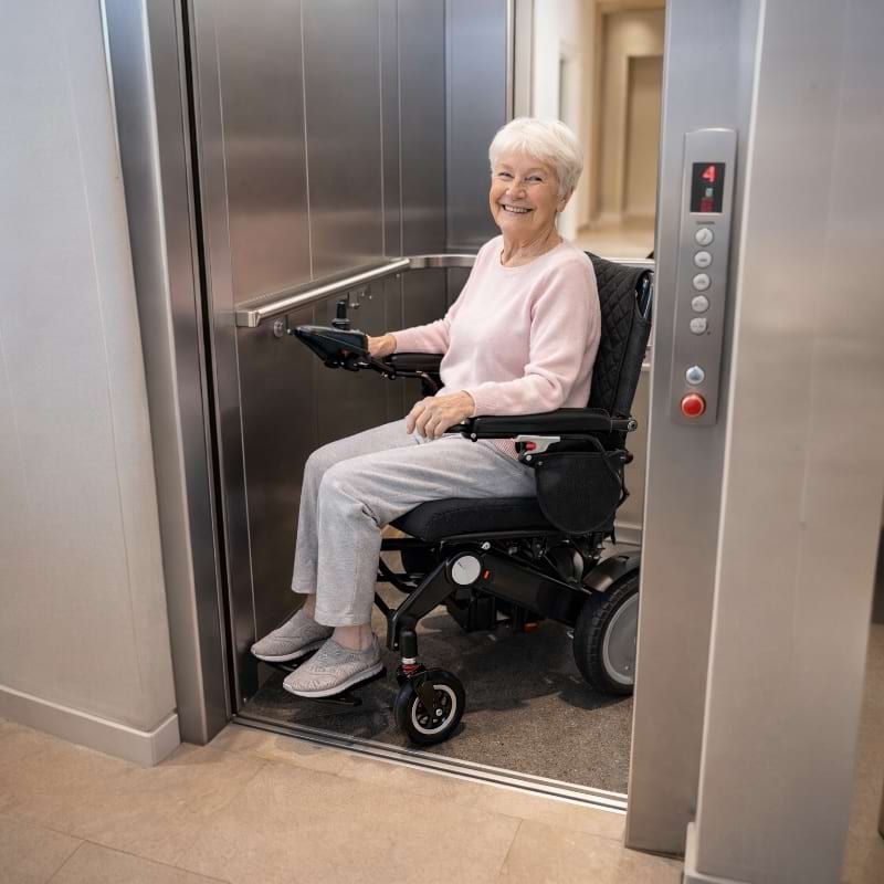 Elektrický invalidný vozík FORTIGO vo výťahu