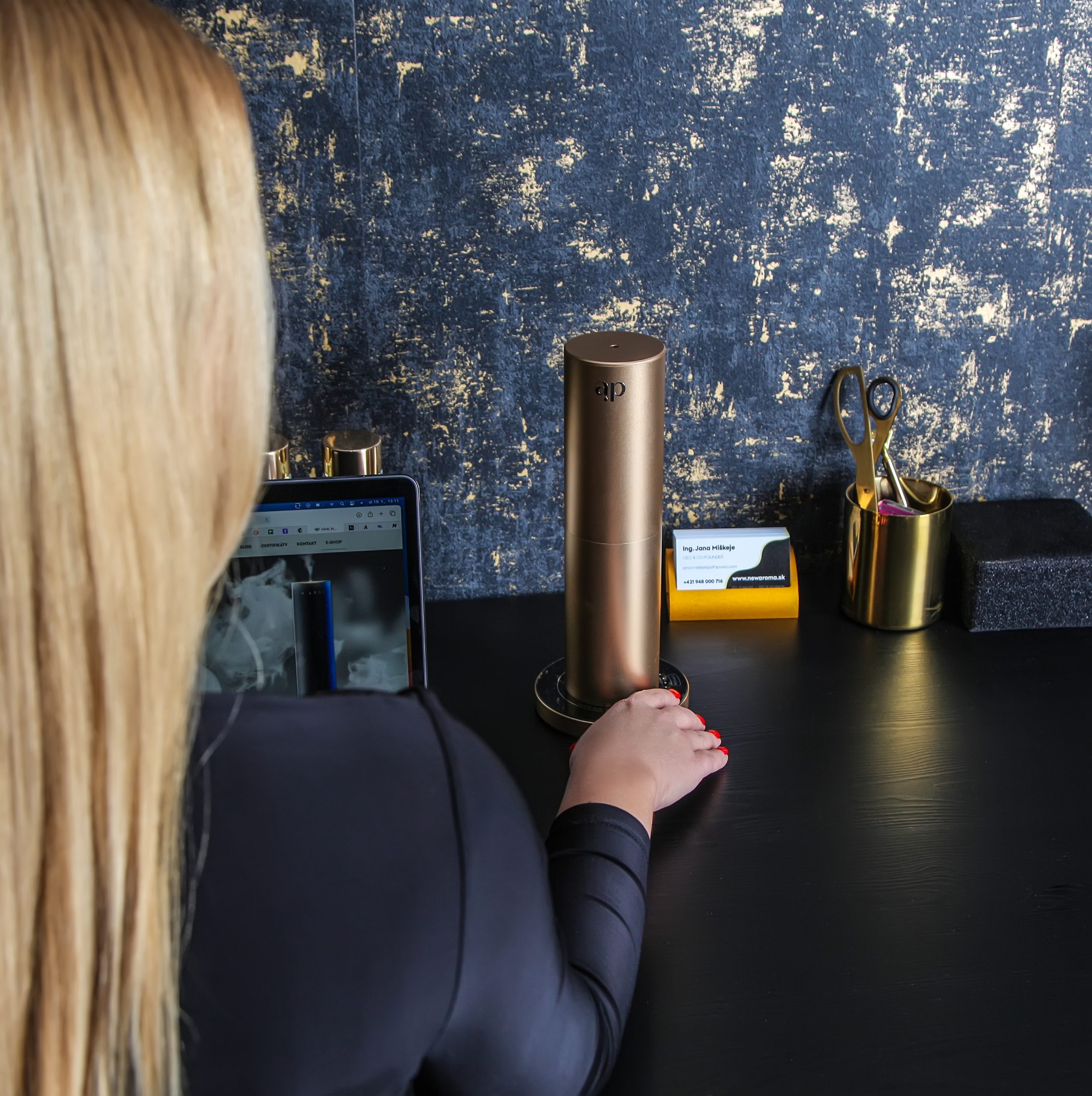 New Aroma difuzér Tower black + 200 ml Gentle Man – dezinfekčný aroma olej