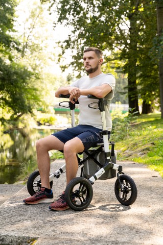 Odľahčené 4-kolesové chodítko RANGER bielo-čierne